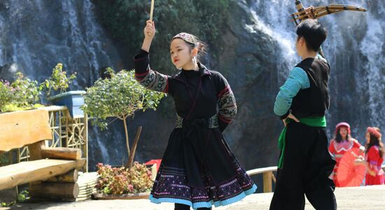 Sapa local dancers